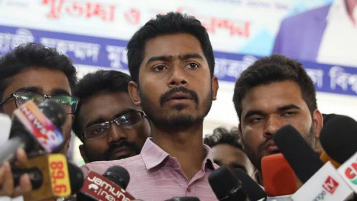 ঢাকায় ২৫০ পরিবারে খাদ্যসামগ্রী পৌঁছে দিলেন ভিপি নূর