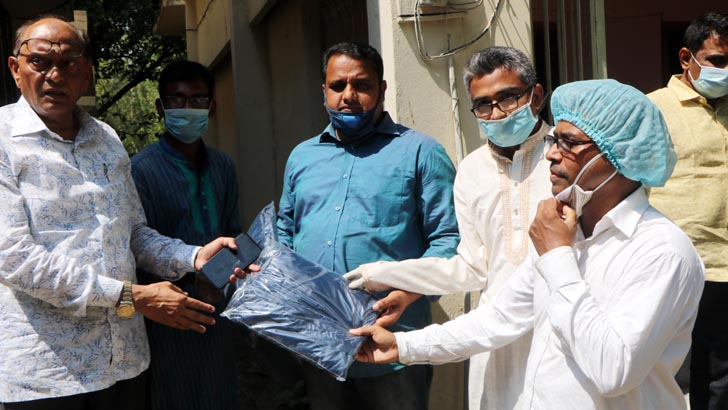 বাঞ্ছারামপুরে সাংবাদিকদের পিপিই দিলেন এমপি তাজুল ইসলাম