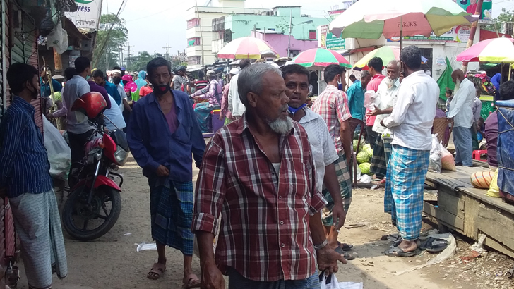 নোয়াখালীতে মানা হচ্ছে না লকডাউন, জনসমাগমে ঈদের আমেজ