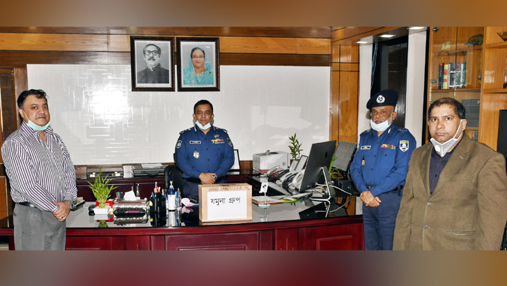 এবার পুলিশকে ৫০ হাজার পিস স্বাস্থ্যসুরক্ষা সামগ্রী দিল যমুনা গ্রুপ