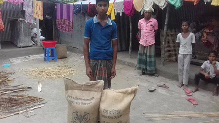 মেম্বারের বাড়ির পাশের গর্তে চাল, কাড়াকাড়ি করে নিল গ্রামবাসী