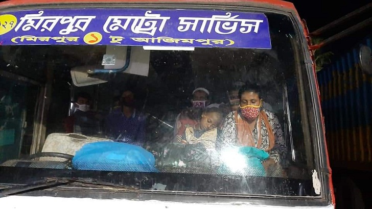 ধানকাটার শ্রমিক সেজে ঢোকার চেষ্টা, ৪১ যাত্রীভর্তি বাসটি আটকে দিল পুলিশ