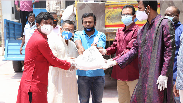 ময়মনসিংহে হতদরিদ্রদের মাঝে আ’লীগের খাদ্যসামগ্রী বিতরণ