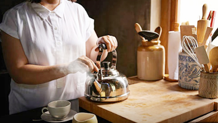 সকালে কুসুম গরম পানি খেলে যেসব রোগ থেকে মুক্তি মিলবে