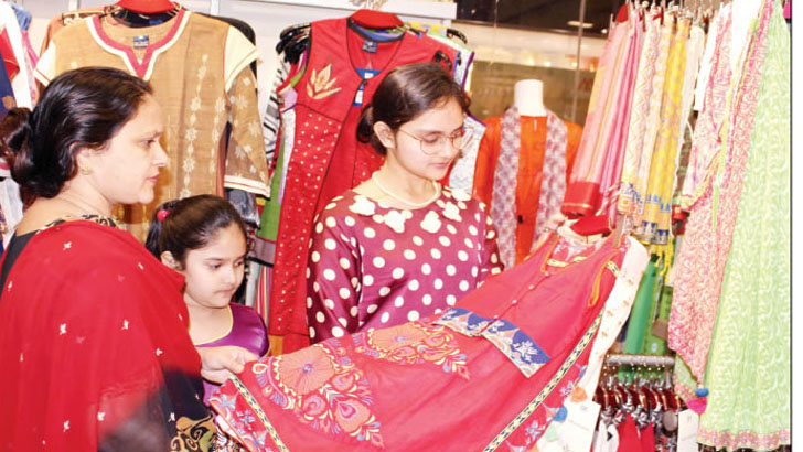 শপিংমলে প্রবেশের সময় হ্যান্ড স্যানিটাইজার ব্যবহারের নির্দেশ