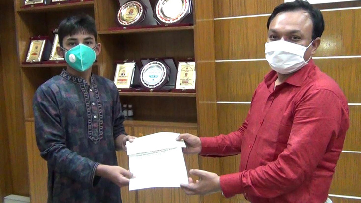 জয়পুরহাটে প্রধানমন্ত্রীর ত্রাণ তহবিলে মাদ্রাসা শিক্ষার্থীর বৃত্তির টাকা দান