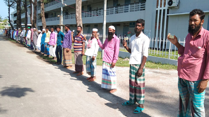 ভিজিএফের চাল চাইতে গিয়ে চেয়ারম্যানের মার খেল জেলেরা