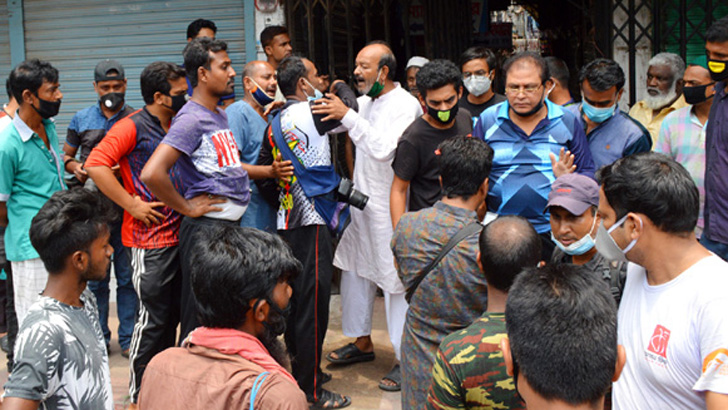 রাজশাহীতে দোকান খোলার ছবি তোলায় চার সাংবাদিক লাঞ্ছিত