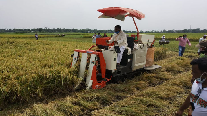 সোনারগাঁয়ে কৃষকদের ধান কাটার মেশিন দিলেন এমপি খোকা