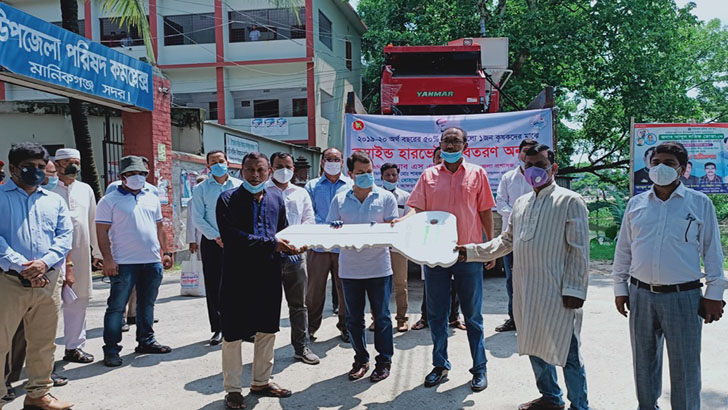 মানিকগঞ্জে ৫০ শতাংশ ভর্তুকিতে কম্বাইন্ড হারভেস্টার দেয়া হল কৃষককে