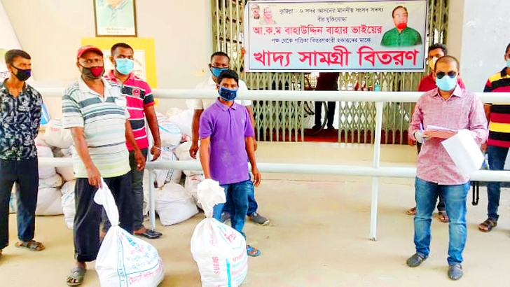 কুমিল্লায় সংবাদপত্র হকারদের মাঝে খাদ্যসামগ্রী বিতরণ