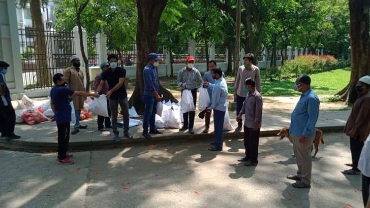 ঢাবিতে  ছাত্রদলের খাদ্যসামগ্রী বিতরণ