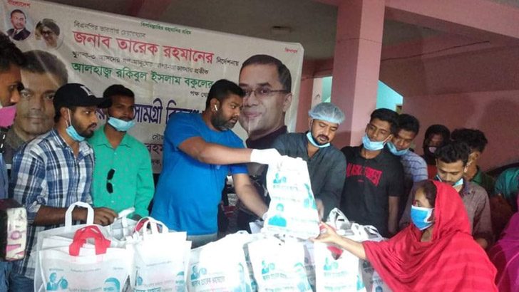 কর্মহীনদের মাঝে বিএনপি নেতা বকুলের পক্ষে ঈদসামগ্রী বিতরণ