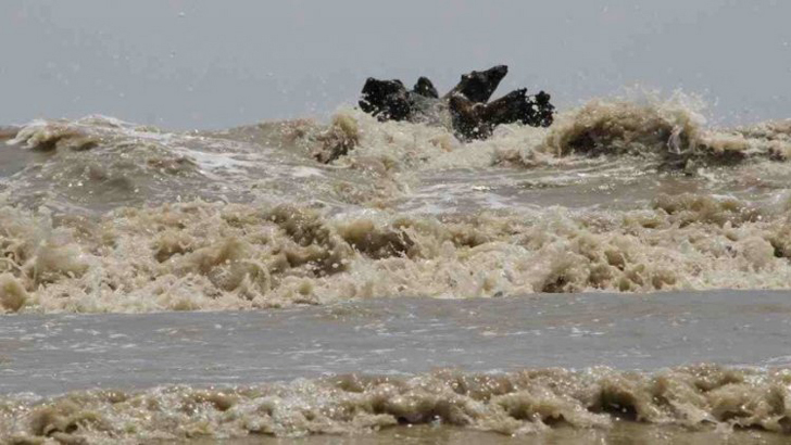 আম্পান: বরগুনায় সাড়ে ১১ ফুট উচ্চতার জলোচ্ছ্বাস!