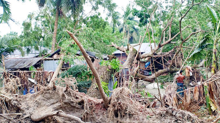 আম্পানের তাণ্ডবে অভয়নগরে ৪ হাজার বাড়িঘর বিধ্বস্ত