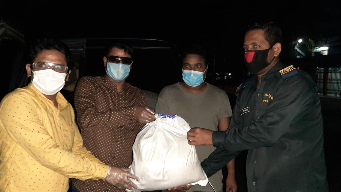 করোনা দুর্গতদের পাশে ঢাবির সাবেক শিক্ষার্থীদের সংগঠন ‘ব্রিজ’