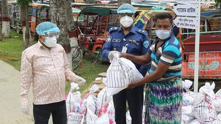 কুমিল্লায় রিকশা-সিএনজিচালকদের খাদ্যসামগ্রী দিলেন পুলিশ সুপার
