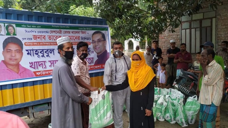 ফরিদপুরে যুবদল নেতা পিংকুর খাদ্যসামগ্রী বিতরণ