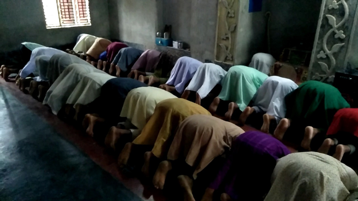 সৌদির সঙ্গে ঈদ পালন করলেন বিরামপুরের কয়েক গ্রামের মানুষ