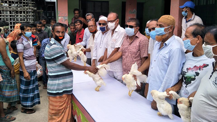 খুলনার বিএনপি নেতা বকুলের উদ্যোগে মুরগি বিতরণ