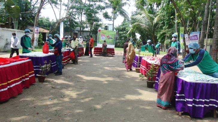 কিশোরগঞ্জে ঈদে মানবতার বাজারে বিনামূল্যে মিলছে শাড়ি-লুঙ্গি-খাবার