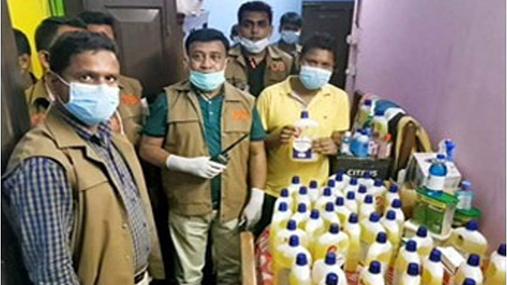 বিপুল পরিমাণ নকল ‘স্যাভলন’ পণ্য জব্দ