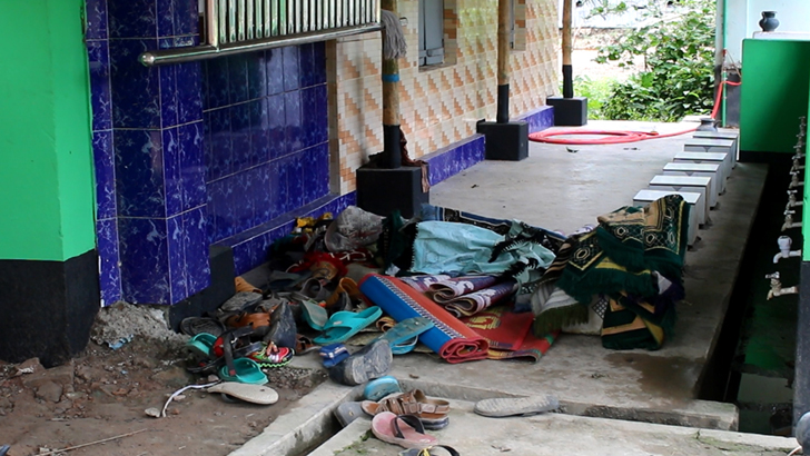 মাগুরায় ঈদের নামাজ পড়া নিয়ে আ’লীগের ২ পক্ষের সংঘর্ষ ভাংচুর লুটপাট