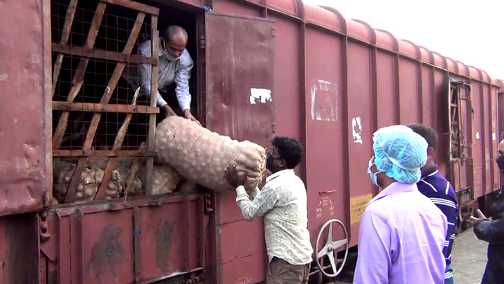 ভারতের সঙ্গে রেলপথে আমদানি-রফতানি শুরু, প্রথম দফায় এলো ১৬০০ টন পেঁয়াজ