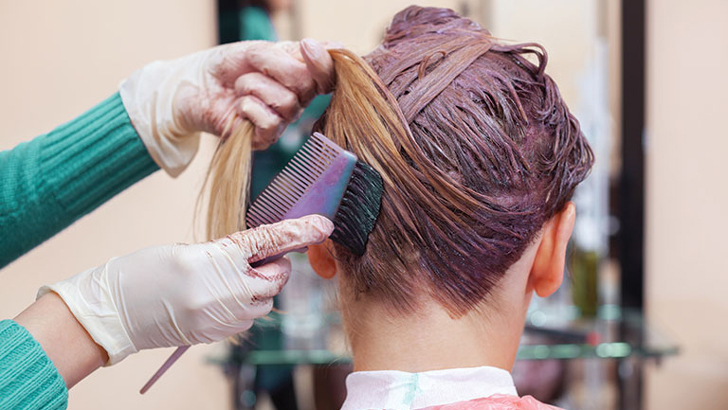 চুলে মেহেদি ব্যবহারের যত উপকার