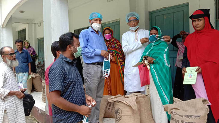 চালের সঙ্গে মাস্ক ফ্রি!