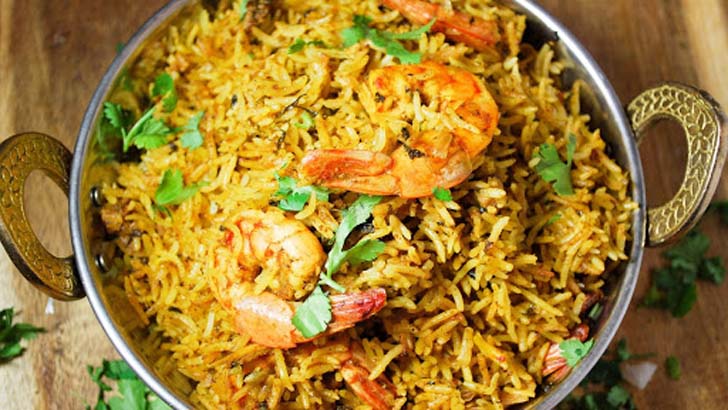 বৃষ্টির দিনে জিভে জল আনা ভুনা খিচুড়ি