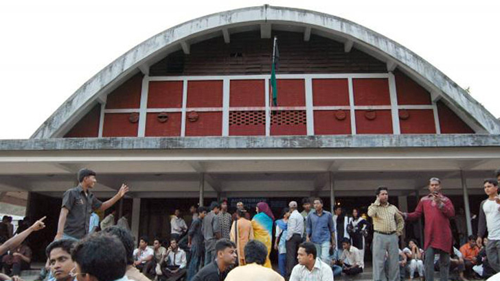 করোনার মধ্যেই টিএসসিতে ছাত্রলীগ-ছাত্রদলে হাহাহাতি