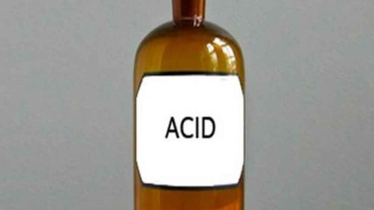 স্ত্রীর ছোঁড়া এসিডে ব্যাংকার স্বামী দগ্ধ