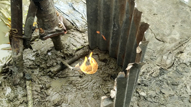 নেত্রকোনায় নলকূপ বসাতে গিয়ে বেরুচ্ছে গ্যাস 