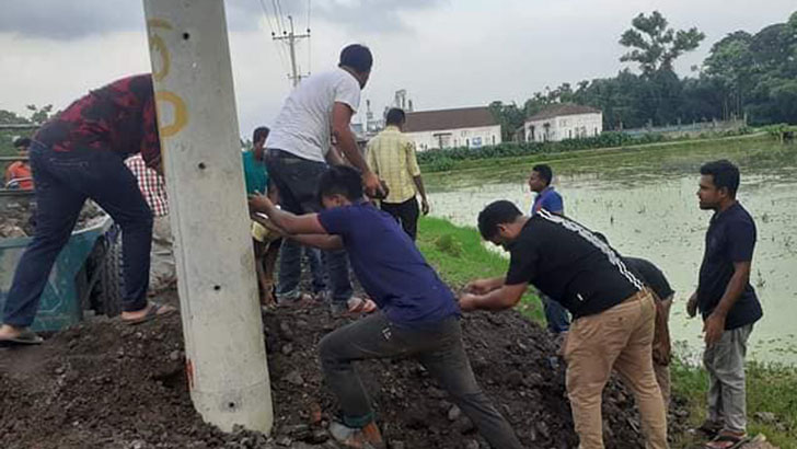 ঢাবি ছাত্রলীগ সভাপতির নেতৃত্বে গৌরীপুরে রাস্তা মেরামতে নেতাকর্মীরা