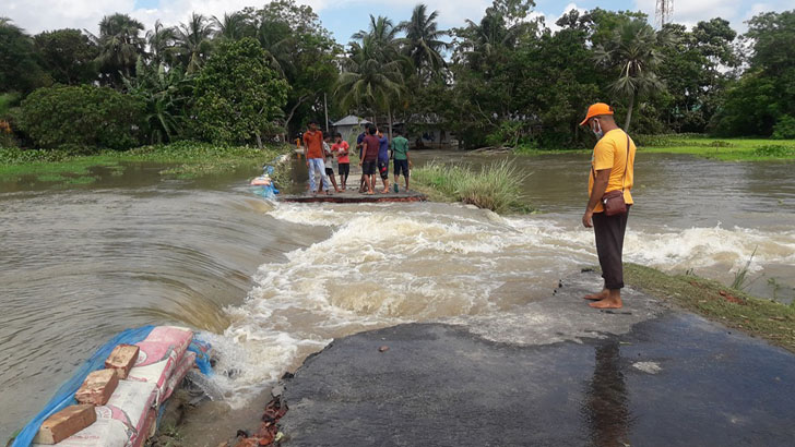 আত্রাই নদীর পানি তোড়ে সিংড়ায় সড়ক ভেঙে যোগাযোগ বিচ্ছিন্ন