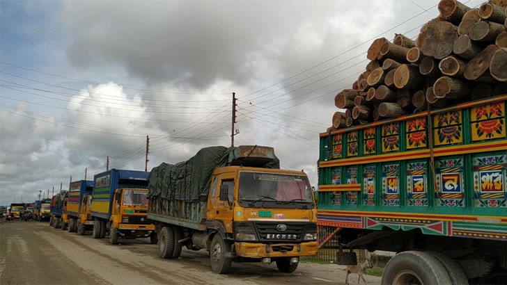পদ্মায় তীব্র স্রোত, কাঁঠালবাড়ি-শিমুলিয়ায় আটকা সহস্রাধিক ট্রাক