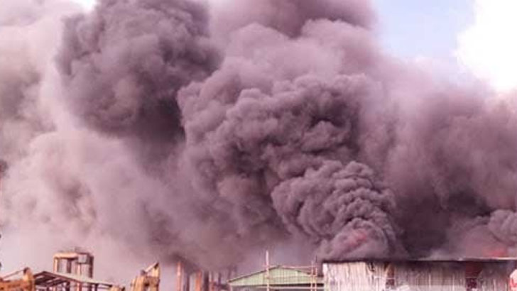 চট্টগ্রাম বন্দরে পণ্য রাখার শেডে আগুন