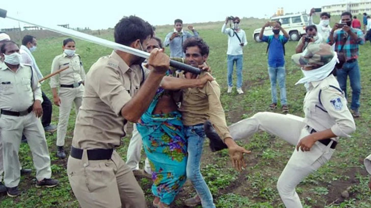 কৃষক দম্পতিকে বেদম পেটাল পুলিশ, ক্ষোভের আগুন মধ্যপ্রদেশে (ভিডিও)