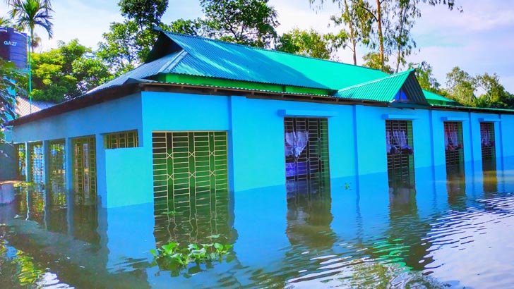 কুড়িগ্রামে বাঁধ ভেঙ্গে নতুন করে ১৫ গ্রাম প্লাবিত