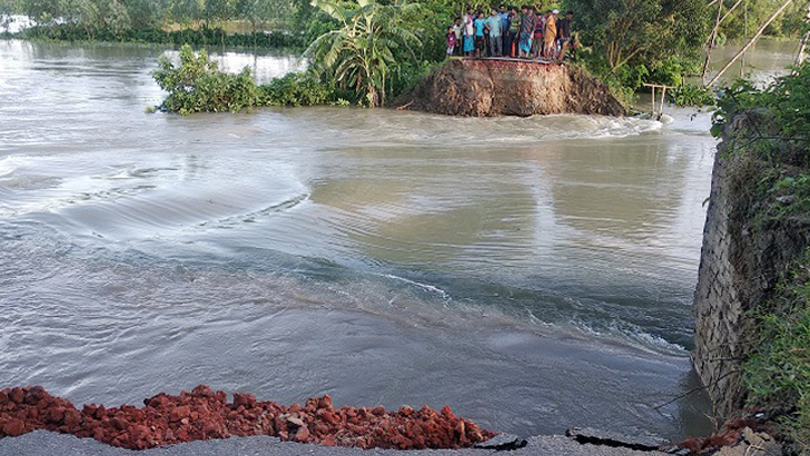 বাসাইলে সেতু ভেঙে যাতায়াত বন্ধ, দুর্ভোগে ৩০ গ্রামের মানুষ