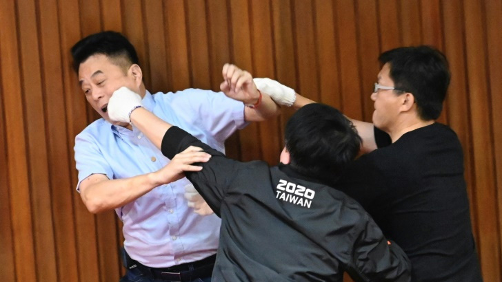 তাইওয়ানের পার্লামেন্ট অধিবেশনে সংসদ সদস্যদের মধ্যে তুমুল হাতাহাতি (ভিডিও)