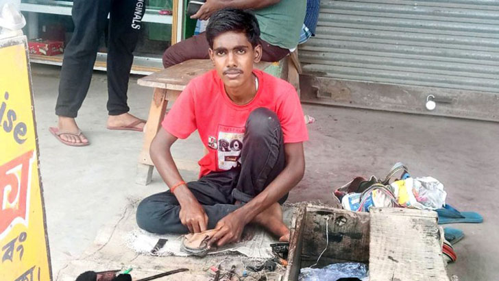 জুতা সেলাই করে উচ্চমাধ্যমিকে ৯০ শতাংশ নম্বর পেল সঞ্জয়