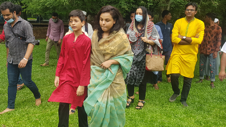 পারিবারিক সমন্বয়হীনতায় হচ্ছে না হুমায়ূন যাদুঘর: শাওন