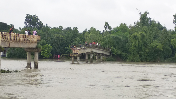 বন্যার স্রোতে ঝিনাই নদীর সেতু ভেঙে যোগাযোগ বন্ধ