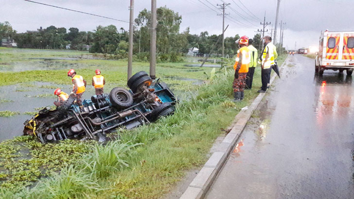 টাঙ্গাইলে ট্রাক খাদে পড়ে চালক নিহত