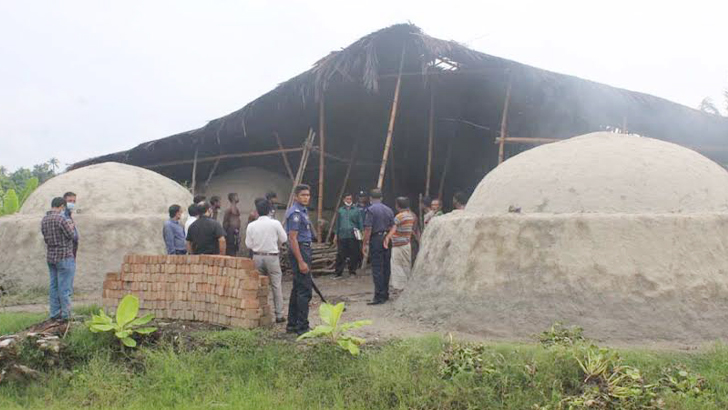 অভয়নগরে কাঠ পুড়িয়ে কয়লা তৈরির কারখানায় অভিযান, জরিমানা