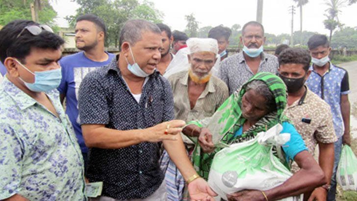 ফরিদপুরে বন্যার্তদের মাঝে খাদ্যসামগ্রী ও নগদ অর্থ বিতরণ