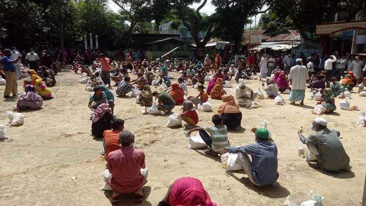 মাধবপুরে অসহায়দের মধ্যে ঈদসামগ্রী বিতরণ