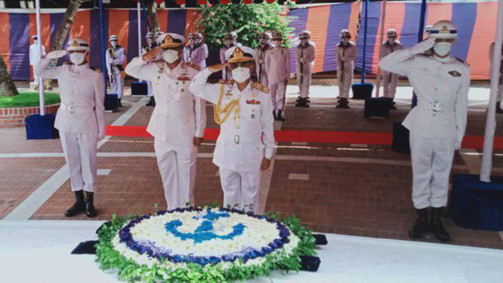 টুঙ্গিপাড়ায় বঙ্গবন্ধুর সমাধিতে নবনিযুক্ত নৌবাহিনীপ্রধানের শ্রদ্ধা